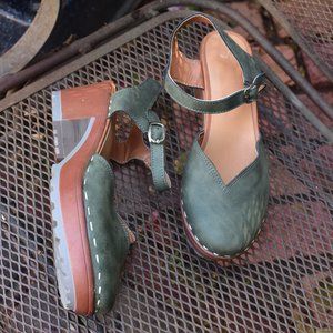 VEGAN FAUX LEATHER CLOGS SZ 40 (9.5 USA)